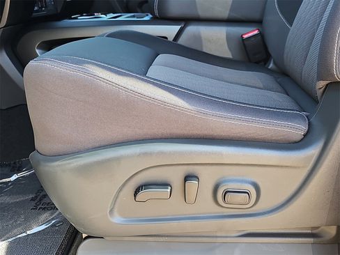 Used 2024 Nissan Titan SV image 28