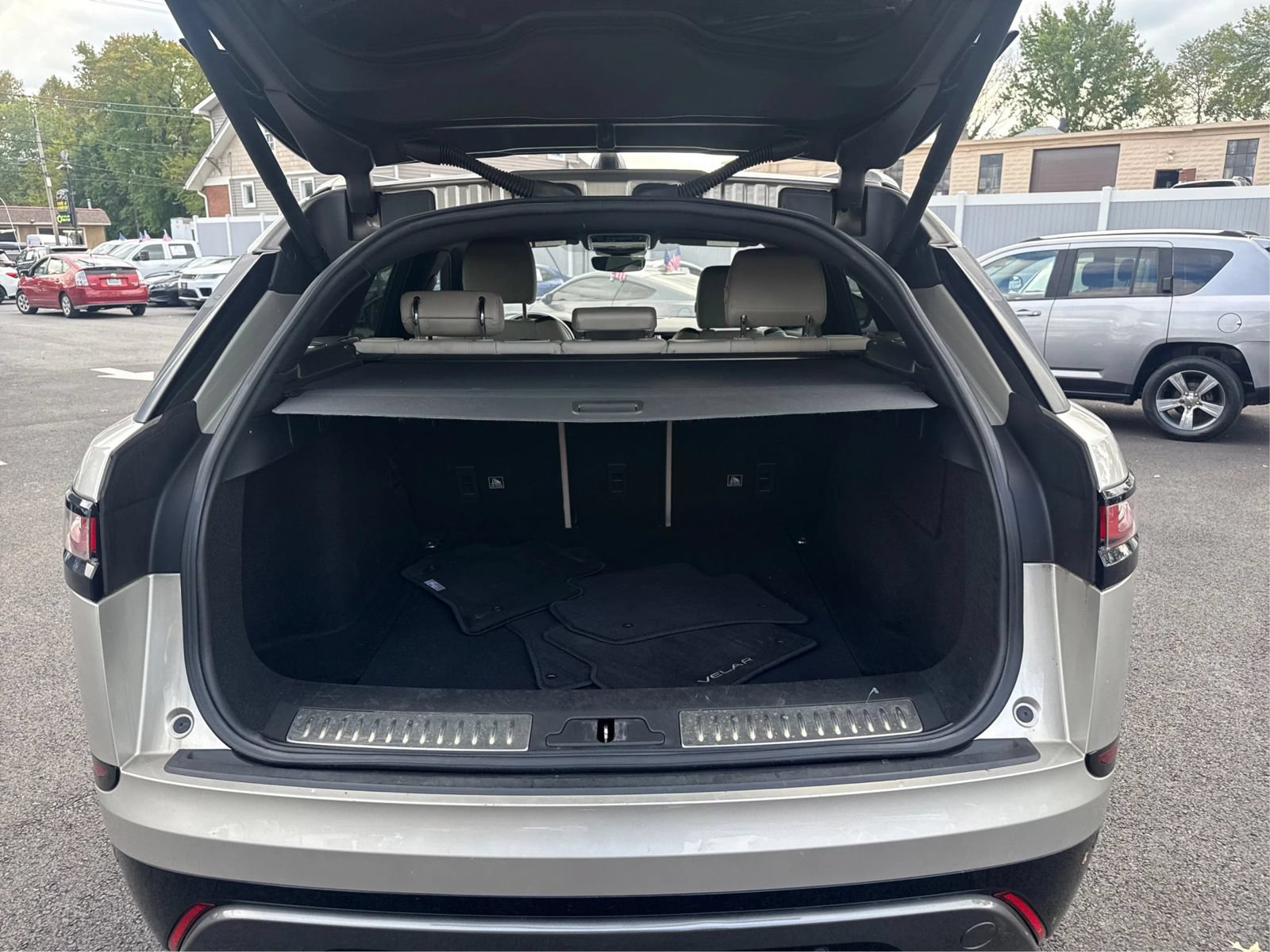 Used 2019 Land Rover Range Rover Velar R-Dynamic SE AWD/4WD image 12