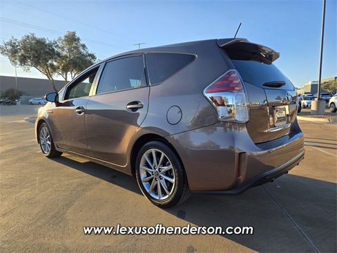 Used 2017 Toyota Prius V Five image 4