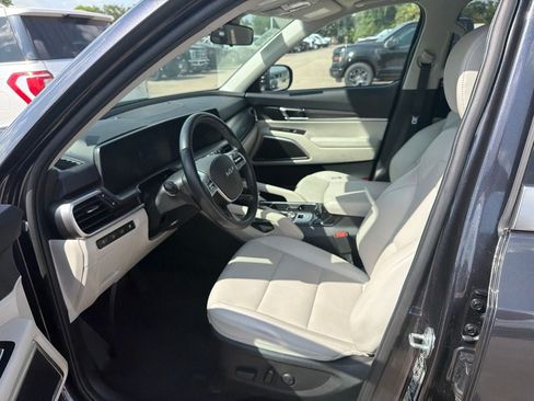 Used 2025 Kia Telluride S FWD image 9