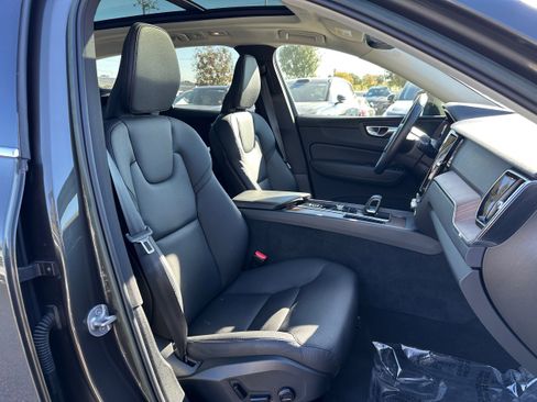 Used 2022 Volvo XC60 B5 Momentum image 10