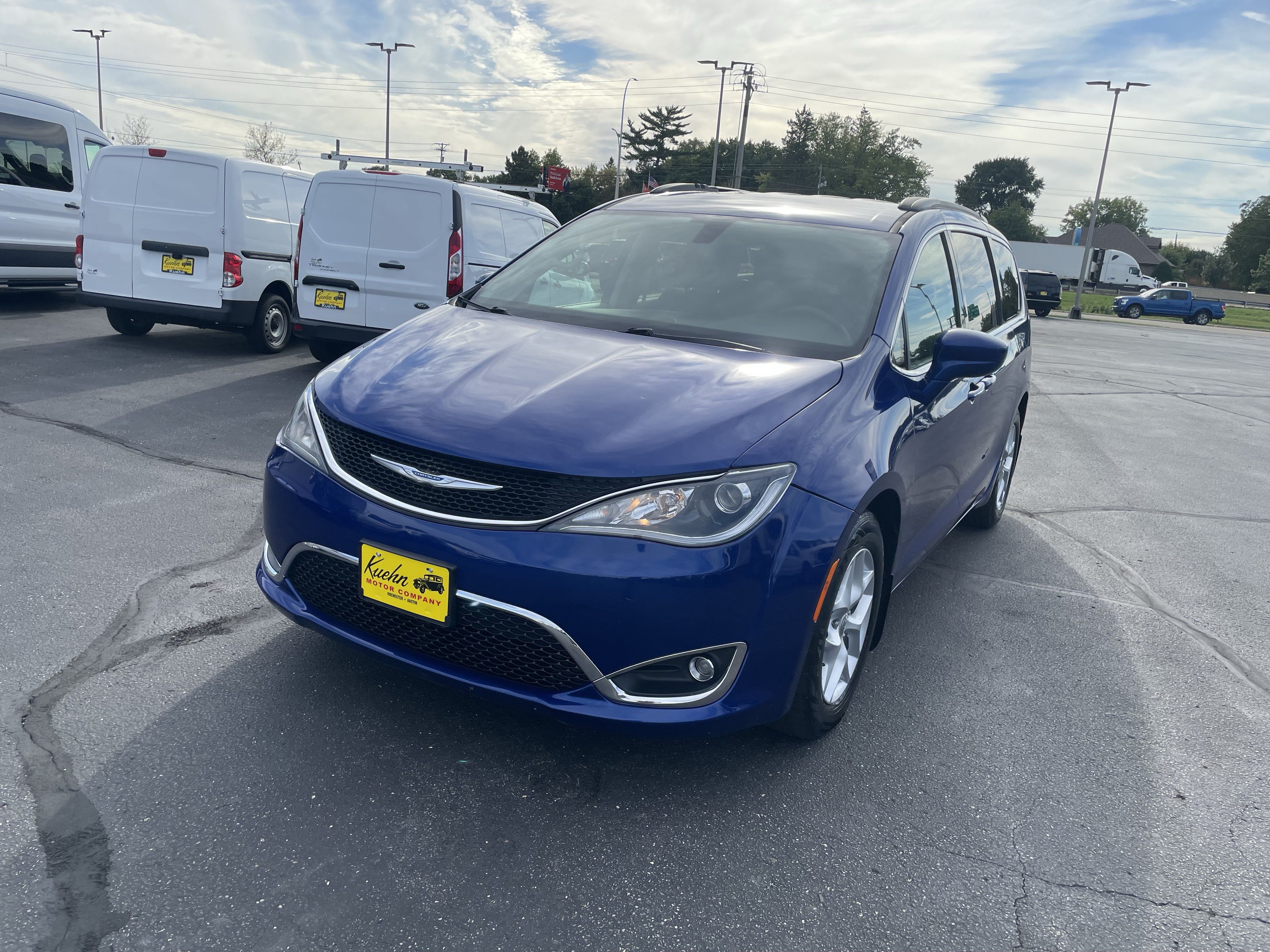 Used 2018 Chrysler Pacifica Touring Plus w/ Tire & Wheel Group FWD image 4