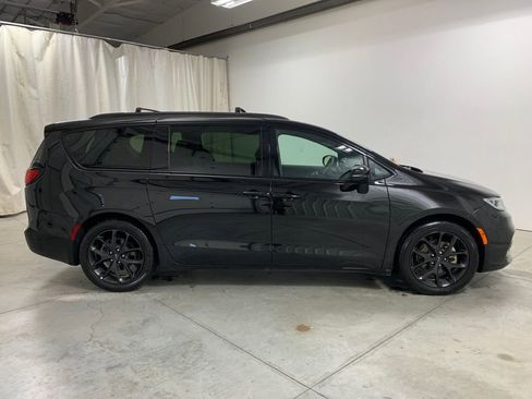 Used 2025 Chrysler Pacifica Limited image 29