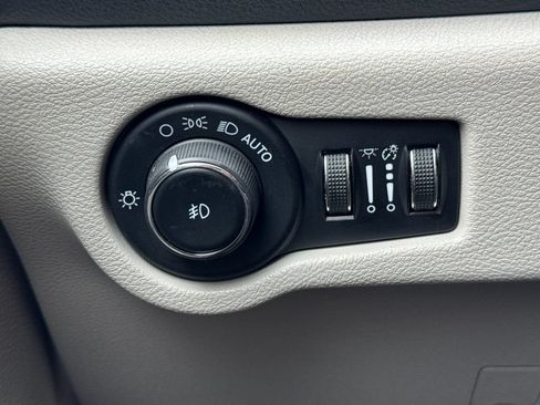 Used 2023 Chrysler Pacifica Touring-L FWD image 30