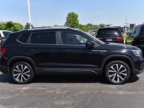 Used 2023 Volkswagen Taos SE w/ Panoramic Sunroof Package AWD/4WD image 5