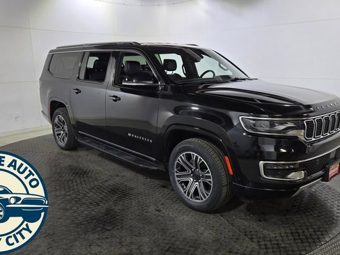 Used 2024 Jeep Wagoneer L Series II w/ Flexible Seating Group AWD/4WD image 10