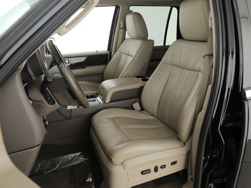 Used 2017 Lincoln Navigator Select image 8