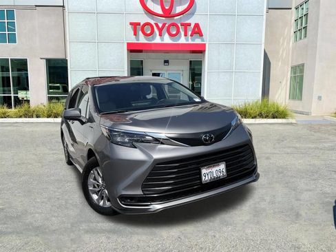 Used 2026 Toyota Sienna LE AWD/4WD image 2