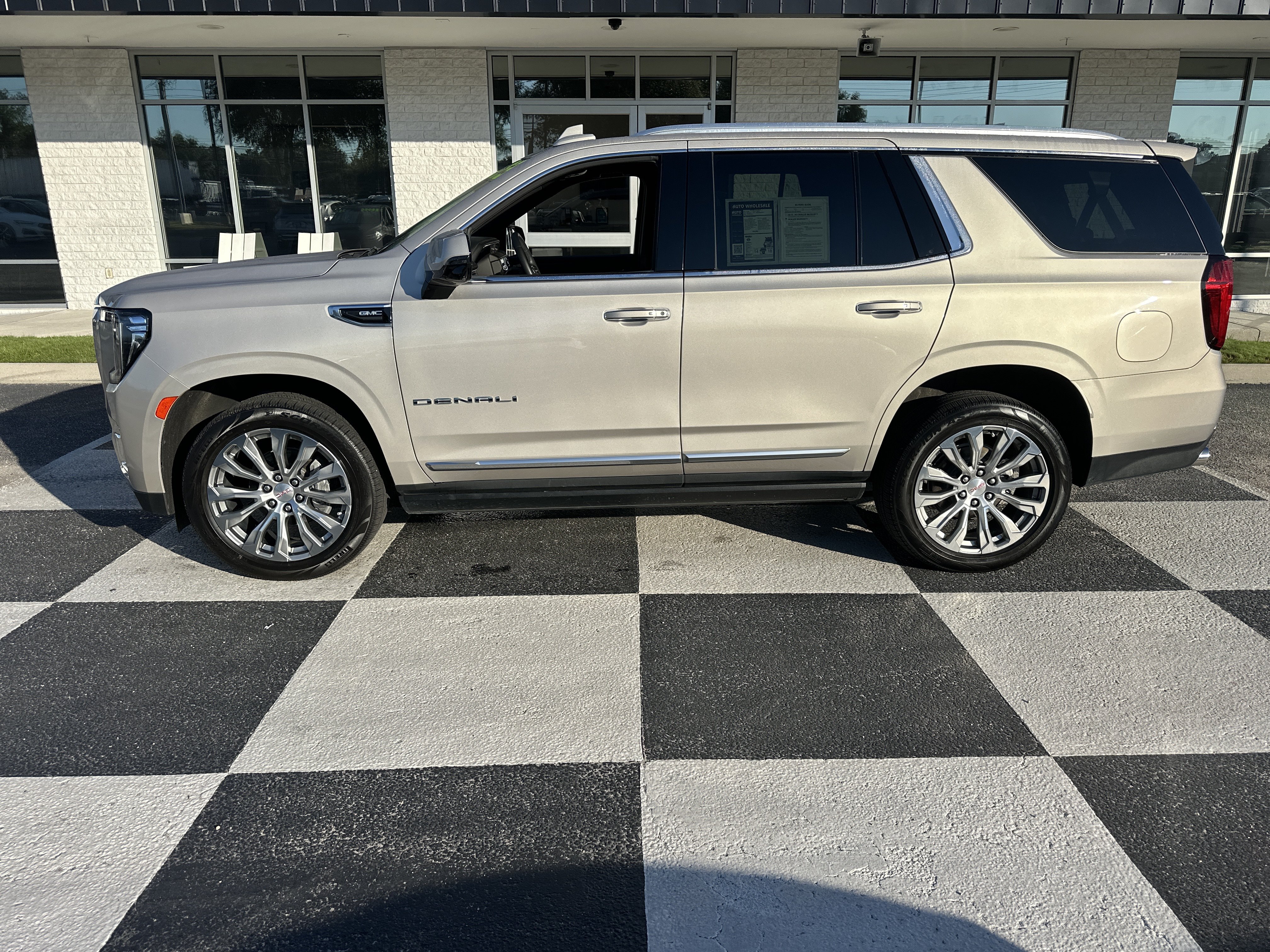 Used 2023 GMC Yukon Denali AWD/4WD image 1