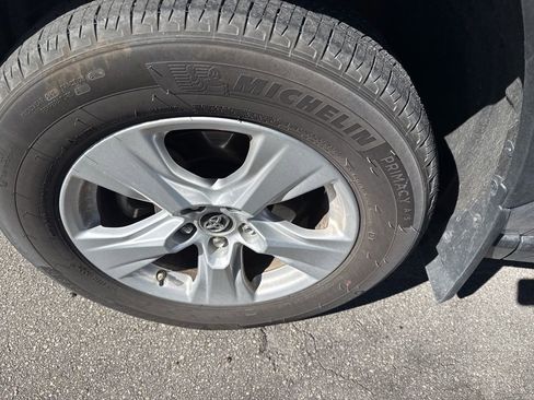 Used 2019 Toyota RAV4 XLE w/ Convenience Package image 18