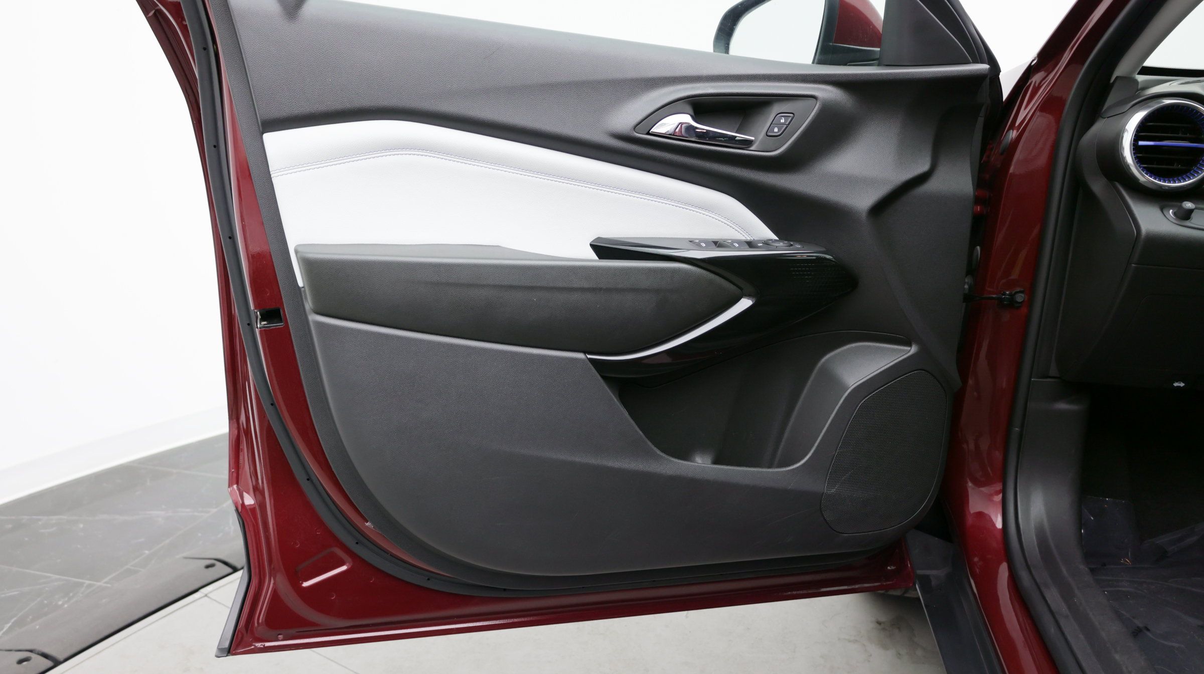 Used 2025 Chevrolet Trax LT FWD image 10