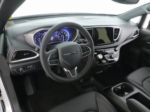 New 2026 Chrysler Pacifica Select image 17