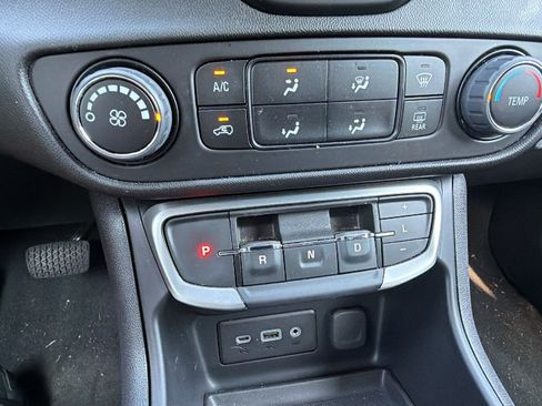 Used 2024 GMC Terrain SLE AWD/4WD image 31