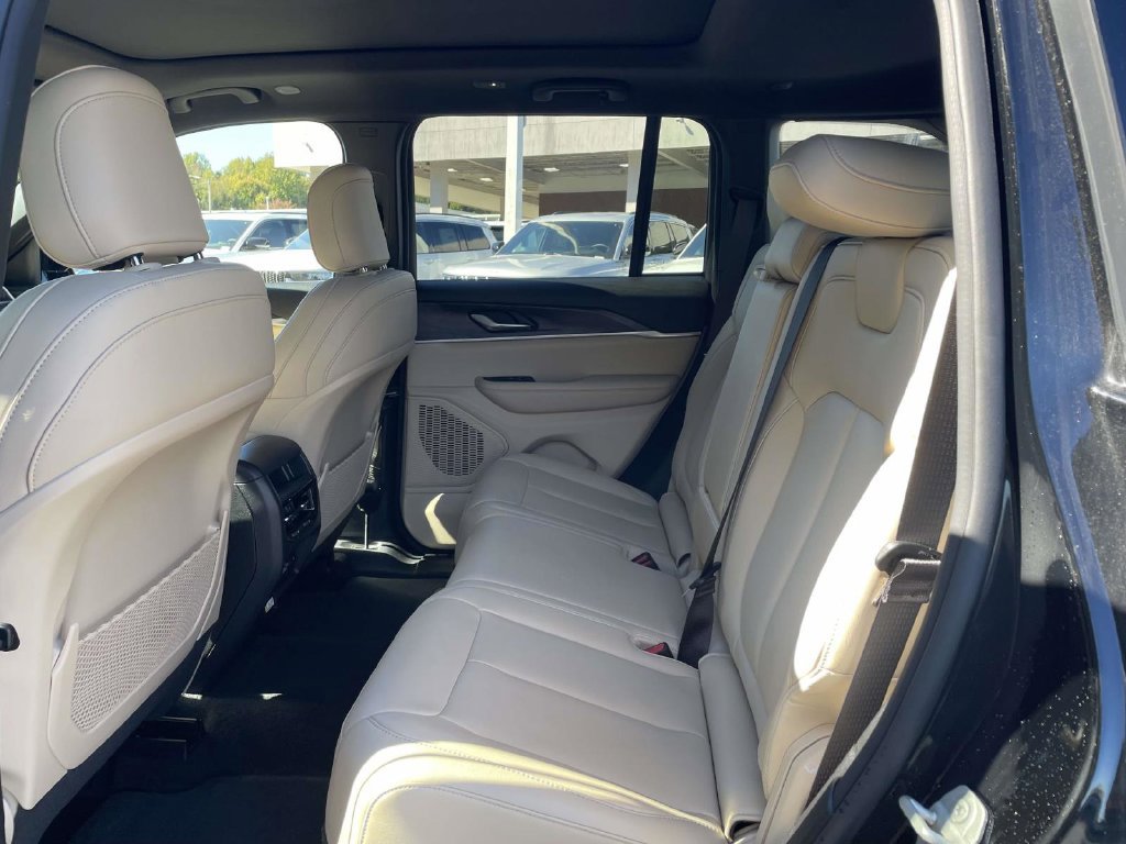 Used 2023 Jeep Grand Cherokee Limited AWD/4WD image 20