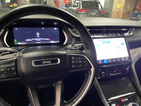 Used 2022 Jeep Grand Cherokee Limited image 2