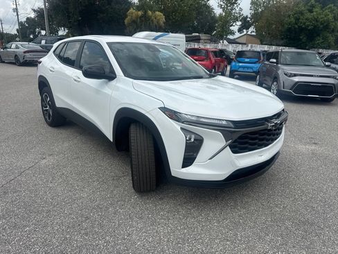 Used 2025 Chevrolet Trax RS FWD image 3