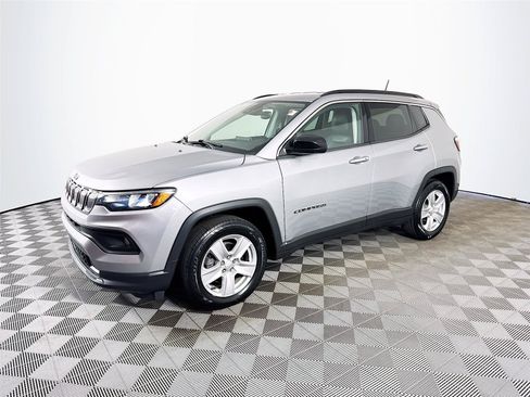 Used 2022 Jeep Compass Latitude FWD image 1