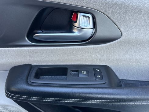 Used 2022 Chrysler Pacifica Touring-L image 21