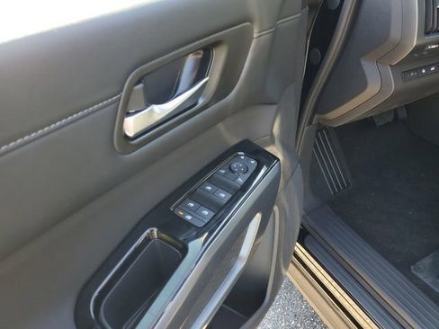 New 2025 Nissan Pathfinder SL image 6