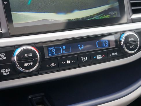 Used 2017 Toyota Highlander XLE AWD/4WD image 19