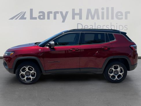 Used 2022 Jeep Compass Trailhawk w/ Sun and Sound Group AWD/4WD image 2