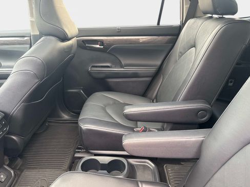Used 2023 Toyota Highlander Platinum FWD image 14