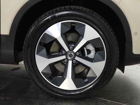 Used 2025 Volvo XC40 B5 Plus image 13