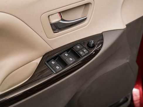 Used 2019 Toyota Sienna XLE Premium FWD image 38