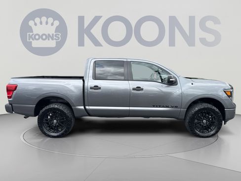 Used 2018 Nissan Titan SV w/ SV Convenience Package AWD/4WD image 12