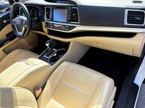 Used 2019 Toyota Highlander XLE image 23