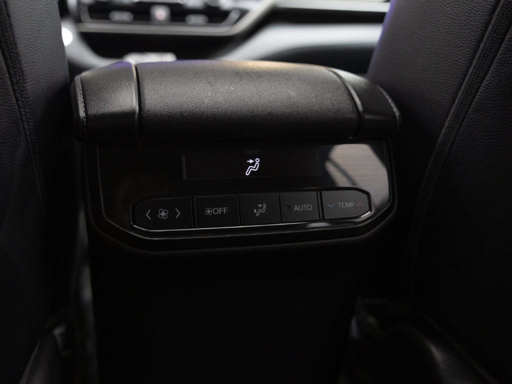 Used 2023 Toyota Highlander XLE AWD/4WD image 30