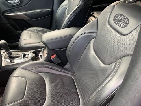 Used 2019 Jeep Cherokee Overland w/ Technology Group image 7