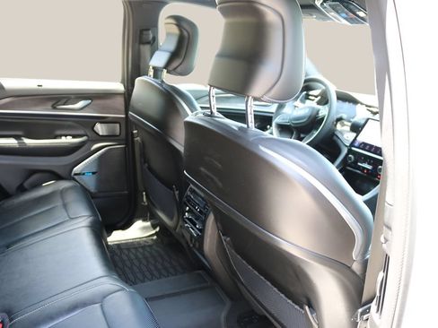 Used 2023 Jeep Grand Cherokee Overland w/ Luxury Tech Group IV AWD/4WD image 19