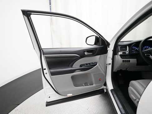 Used 2018 Toyota Highlander Limited Platinum image 28