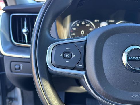 Used 2019 Volvo XC60 T5 Momentum w/ Multimedia Package image 18