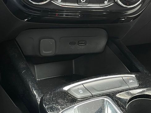 Used 2025 Chevrolet Trax LT w/ LT Convenience Package FWD image 20