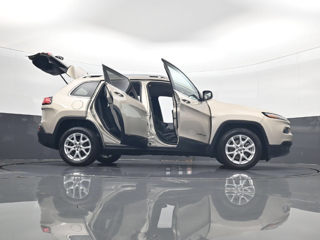 Used 2015 Jeep Cherokee Latitude w/ Comfort/Convenience Group FWD image 34