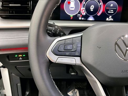 Used 2025 Volkswagen Tiguan SE image 21