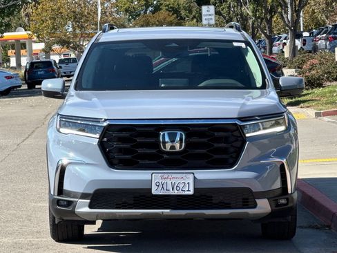 Used 2025 Honda Pilot Touring image 9