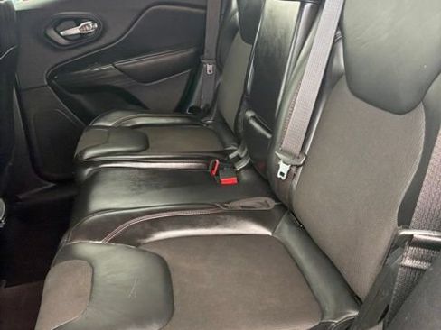 Used 2016 Jeep Cherokee Trailhawk AWD/4WD image 9
