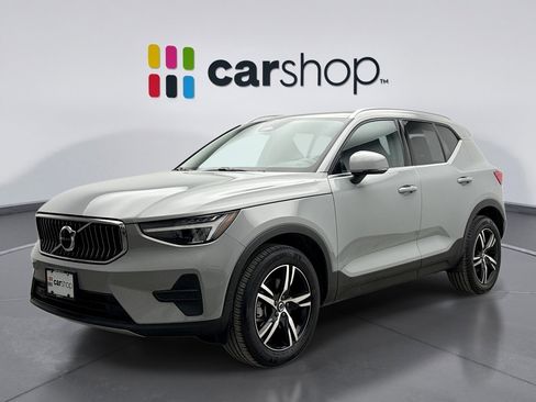 Used 2025 Volvo XC40 B5 Core image 1