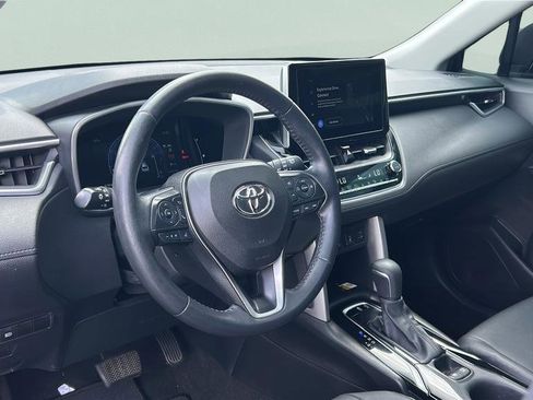 Used 2023 Toyota Corolla Cross XLE w/ Convenience Package FWD image 13