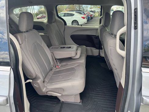 Used 2018 Chrysler Pacifica Touring Plus w/ Tire & Wheel Group FWD image 10