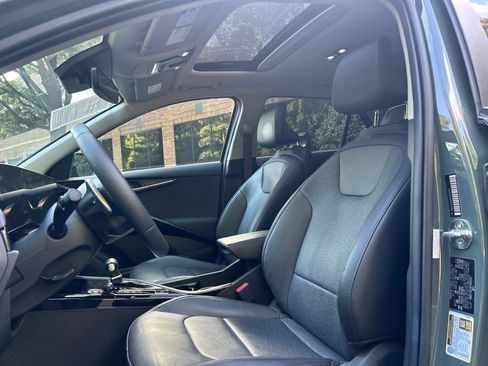 Used 2023 Kia Niro SX Touring FWD image 6