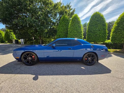 Used 2010 Dodge Challenger R/T RWD image 2