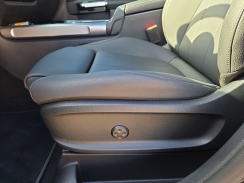 New 2025 Mercedes-Benz GLB 250 image 17