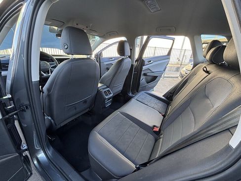 Used 2024 Volkswagen Taos SE FWD image 19
