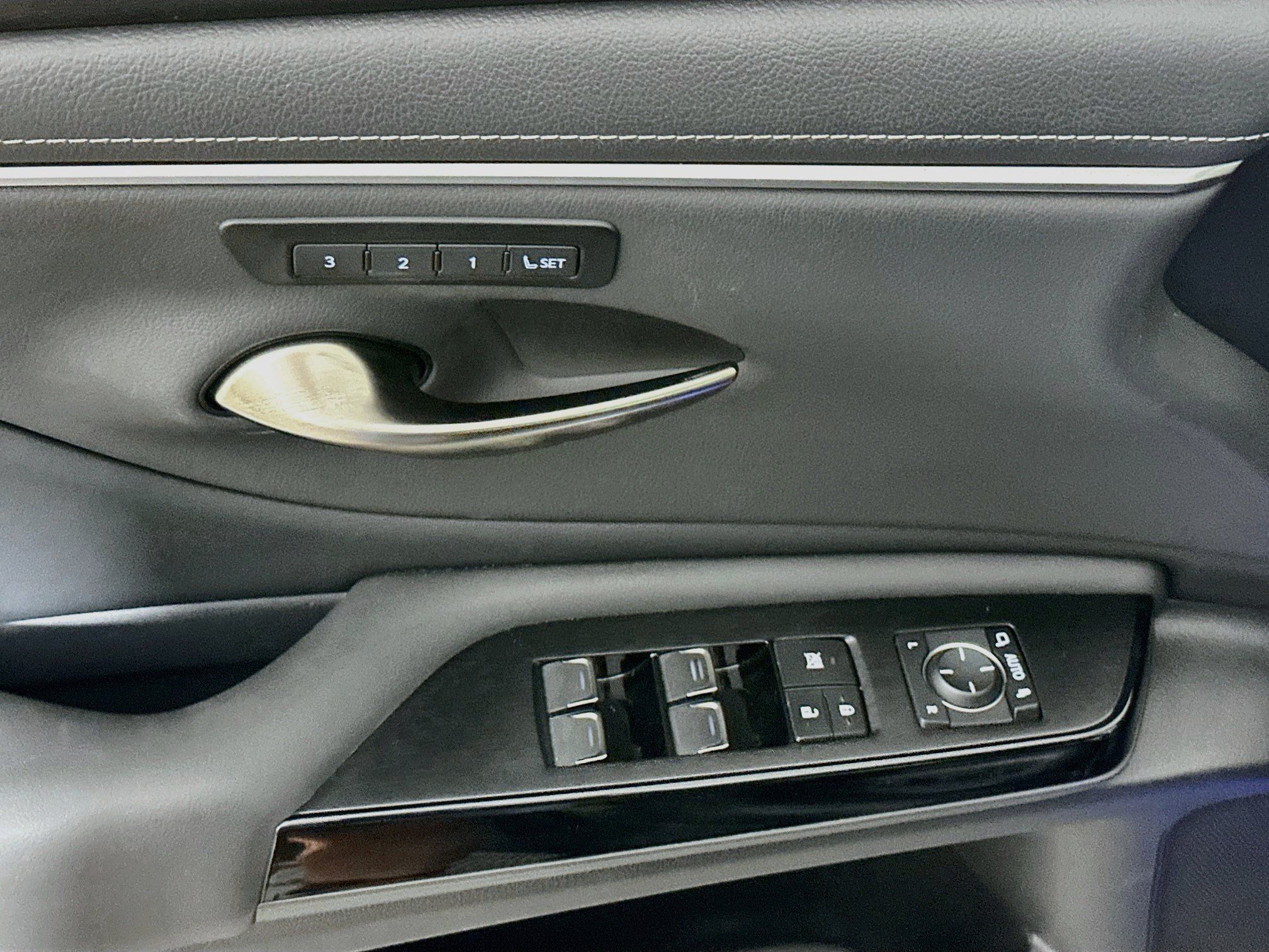 Used 2025 Lexus ES 300h w/ Premium Package FWD image 15