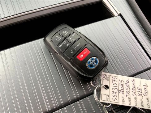 Used 2025 Toyota Sienna XLE image 14