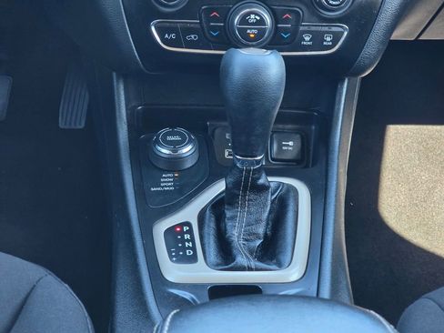 Used 2017 Jeep Cherokee Latitude w/ Comfort/Convenience Group image 17